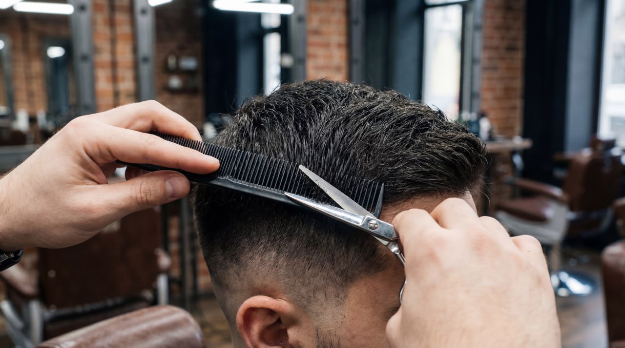 Knippen met schaar en kam